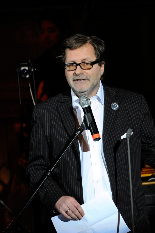 Komponist Peter Androsch bei der kurzen Einführung zum Stück