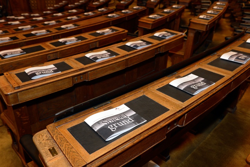 Blick auf die Programmhefte in den Reihen