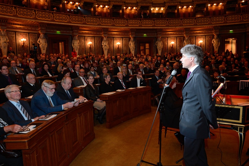 Parlamentsdirektor Harald Dossi am Wort. Blick in Richtung VeranstaltungsteilnehmerInnen.
