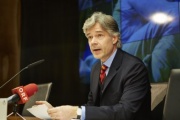 Parlamentsdirektor Harald Dossi am Podium