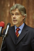 Parlamentsdirektor Harald Dossi am Rednerpult
