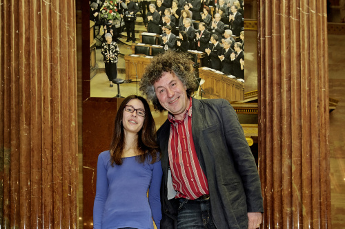 Fotograf Matthias Cremer mit seiner Tochter vor seinem Ausstellungsbild