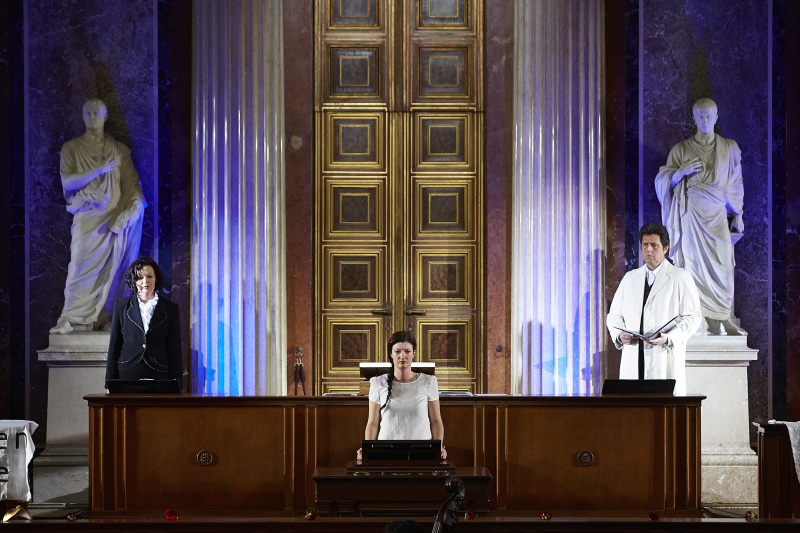 v.li.: Sopranistin Katerina Beranova, Stimme des Kindes Alexandra Diesterhöft und Bass Robert Holzer