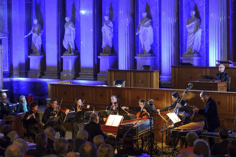 Auf der Bühne Sprecher Karl M. Sibelius und Orchester