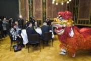 Künstlerische Darbietung des Drachentanzes. im Hintergrund v.li. Vizepräsidentin des Bundesrates Susanne Kurz und der chinesische Botschafter Zhao Bin.