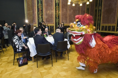 Künstlerische Darbietung des Drachentanzes. im Hintergrund v.li. Vizepräsidentin des Bundesrates Susanne Kurz und der chinesische Botschafter Zhao Bin.