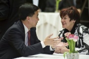 v.li. der chinesische Botschafter Zhao Bin und die Vizepräsidentin des Bundesrates Susanne Kurz im Gespräch