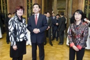v.li. Vizepräsidentin des Bundesrates Susanne Kurz, der chinesische Botschafter Zhao Bin mit seiner Gattin