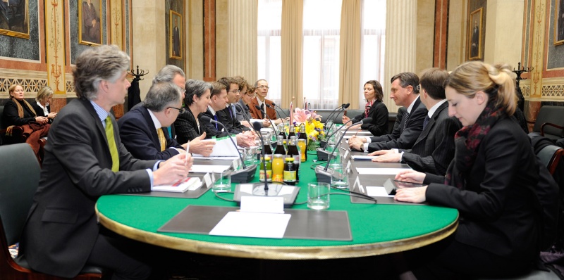Aussprache. Linke Seite:Österreichische Delegation mit Nationalratspräsidentin Barbara Prammer (4.v.li.). Rechte Seite: Slowenische Delegation mit Staatspräsidenten der Republik Slowenien Borut Pahor (3.v.re.).