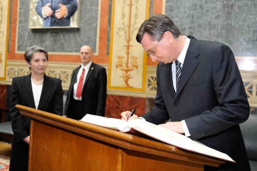 v.li.: Nationalratspräsidentin Barbara Prammer und Staatspräsident Borut Pahor beim Eintrag in das Gästebuch
