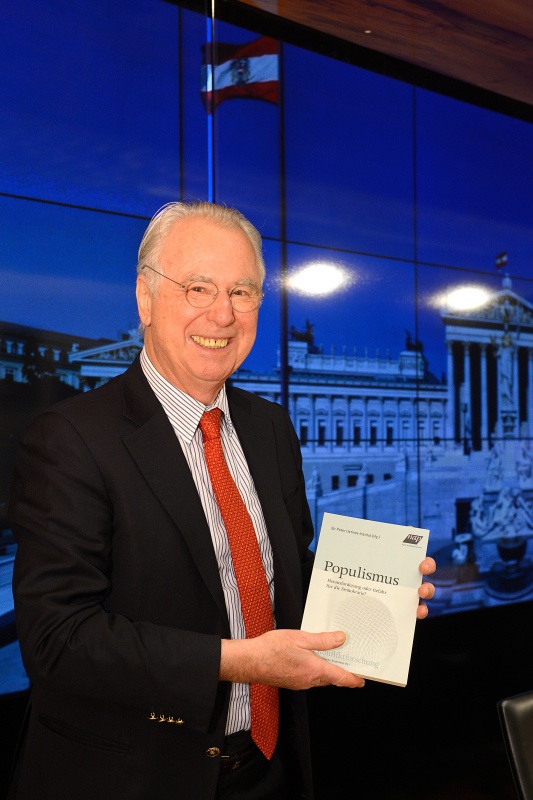 Der Vorsitzende des Vorstandes des Sir Peter Ustinov Instituts Dr. Friedrich Gehart