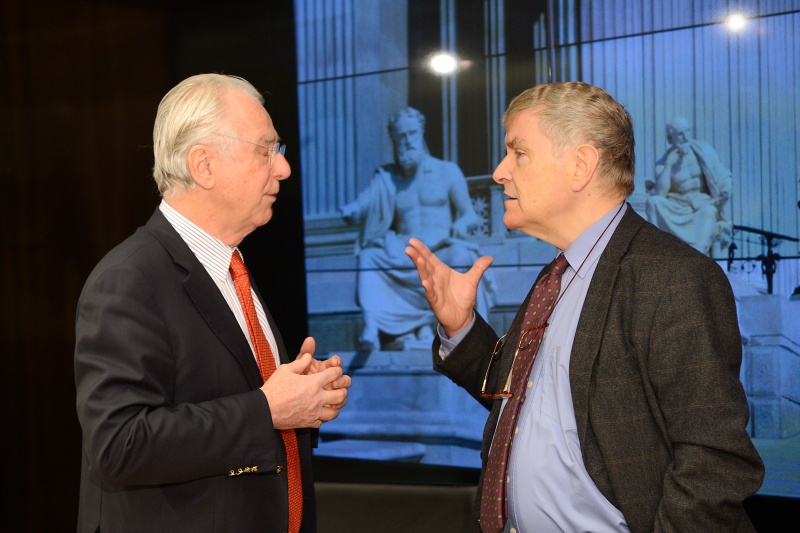 v.li.: Vorsitzender des Vorstandes des Sir Peter Ustinov Instituts Dr. Friedrich Gehart im Gespräch mit Central European University of Budapest Univ.-Prof. Dr. Anton Pelinka