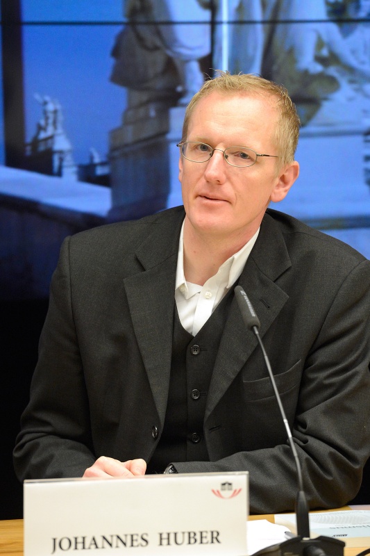 Moderator - Vorsitzender der Vereinigung der Parlamentsredakteurinnen und -redakteure Mag. Johannes Huber am Podium