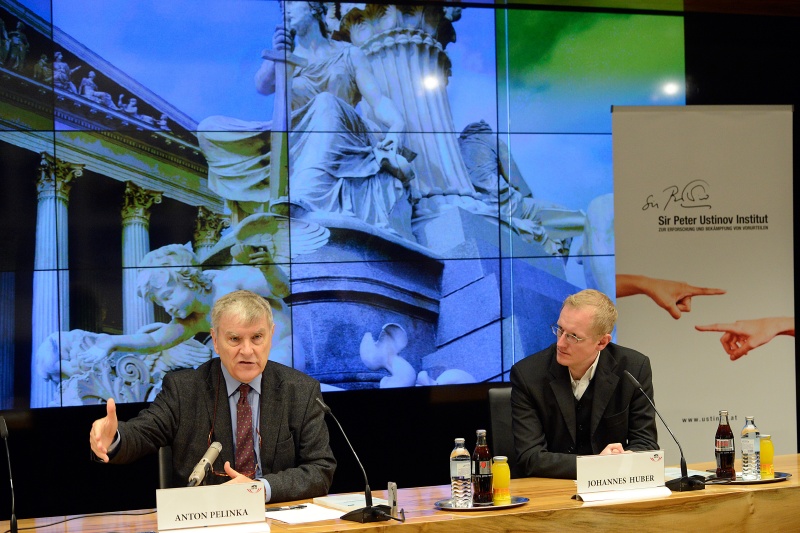 Am Podium v.li.:  Central European University of Budapest Univ.-Prof. Dr. Anton Pelinka und Moderator, Vorsitzender der Vereinigung der Parlamentsredakteurinnen und -redakteure Mag. Johannes Huber