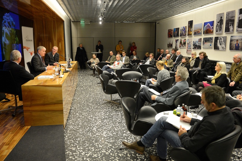 Blick in Richtung VeranstaltungsteilnehmerInnen. Am Podium v.li.: Vorsitzender des Vorstandes des Sir Peter Ustinov Instituts Dr. Friedrich Gehart, Central European University of Budapest Univ.-Prof. Dr. Anton Pelinka und Moderator - Vorsitzender der Vereinigung der Parlamentsredakteurinnen und -redakteure Mag. Johannes Huber