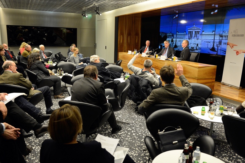 Blick in Richtung VeranstaltungsteilnehmerInnen. Am Podium v.li.: Vorsitzender des Vorstandes des Sir Peter Ustinov Instituts Dr. Friedrich Gehart, Central European University of Budapest Univ.-Prof. Dr. Anton Pelinka und Moderator - Vorsitzender der Vereinigung der Parlamentsredakteurinnen und -redakteure Mag. Johannes Huber