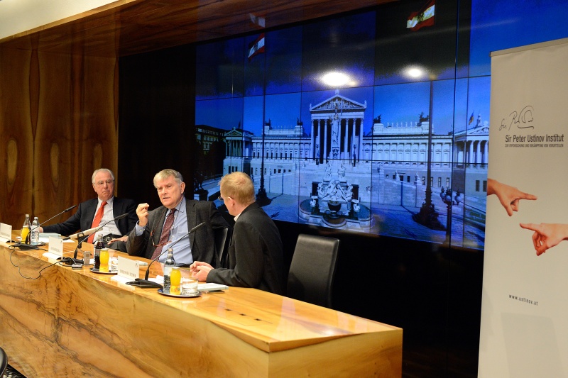 Am Podium v.li.: Vorsitzender des Vorstandes des Sir Peter Ustinov Instituts Dr. Friedrich Gehart, Central European University of Budapest Univ.-Prof. Dr. Anton Pelinka und Moderator - Vorsitzender der Vereinigung der Parlamentsredakteurinnen und -redakteure Mag. Johannes Huber