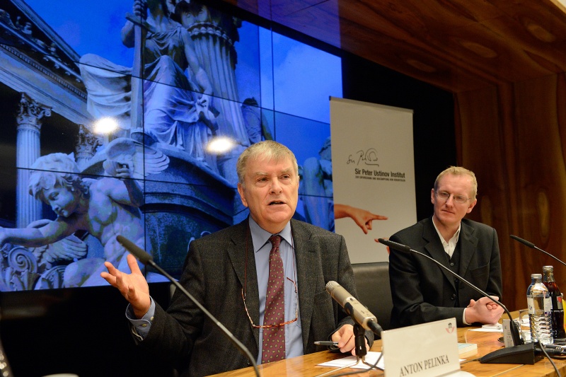 Am Podium v.li.: Central European University of Budapest Univ.-Prof. Dr. Anton Pelinka und Moderator - Vorsitzender der Vereinigung der Parlamentsredakteurinnen und -redakteure Mag. Johannes Huber
