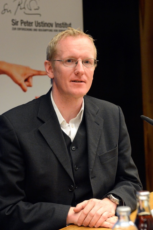 Moderator - Vorsitzender der Vereinigung der Parlamentsredakteurinnen und -redakteure Mag. Johannes Huber am Podium