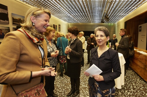 v.re.: Nationalratspräsidentin Barbara Prammer im Gespräch mit der Vorstandsvorsitzenden der ERSTE-Stiftung Doraja Eberle