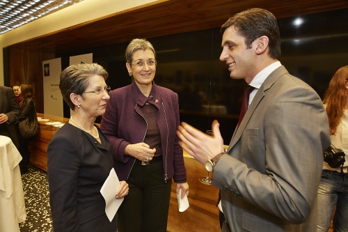 v.li.: Nationalratspräsidentin Barbara Prammer und Europaabgeordnete Ulrike Lunacek im Gespräch mit einem Veranstaltungsteilnehmer