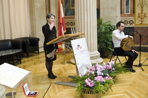 Nationalratspräsidentin Barbara Prammer am Rednerpult begrüßt die Gäste