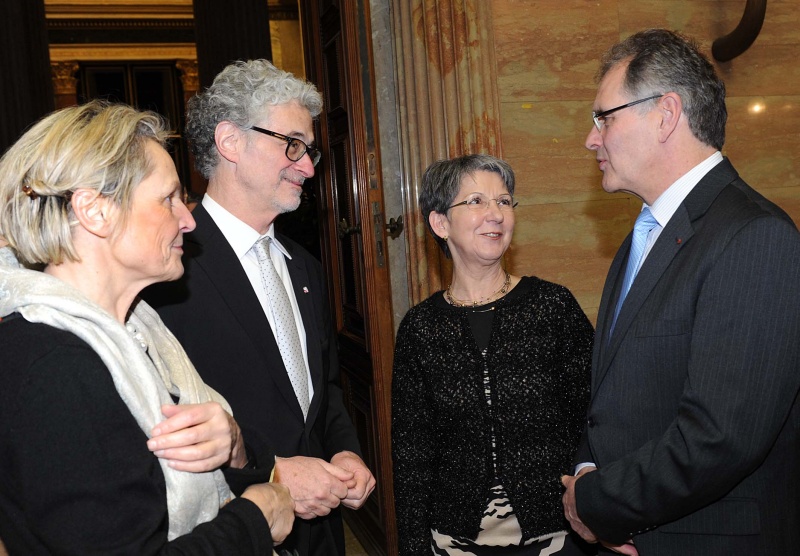 v.re.: Bundesratspräsident Edgar Mayer und Nationalratspräsidentin Barbara Prammer im Gespräch mit Edward Serotta