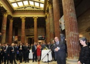 Der Präsident der Parlamentarischen Versammlung der OSZE Riccardo Migliori begrüßt die VeranstaltungsteilnehmerInnen