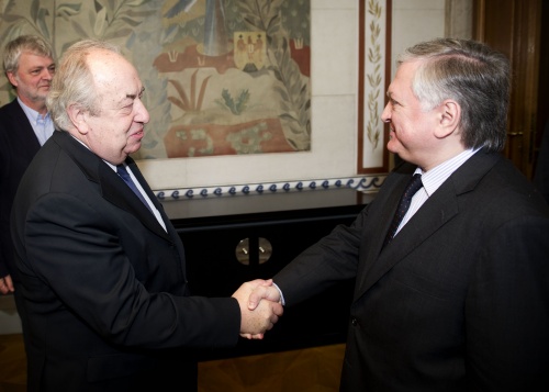 v.li.: Der Zweite Nationalratspräsident Fritz Neugebauer begrüßt den Außenminister der Republik Armenien Edward Nalbandian