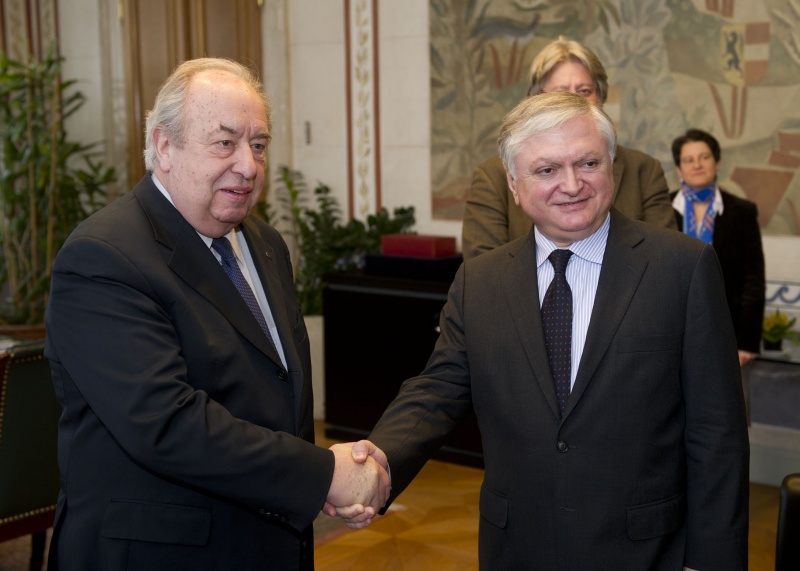 v.li.: Handschlag zwischen dem Zweiten Nationalratspräsidenten Fritz Neugebauer und dem Außenminister der Republik Armenien Edward Nalbandian