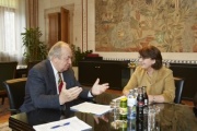 v.li.: Aussprache. Der Zweite Nationalratspräsident Fritz Neugebauer im Gespräch mit der Außenministerin der Republik Georgien Maja Pandschikidze