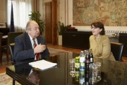 v.li.: Aussprache. Der Zweite Nationalratspräsident Fritz Neugebauer im Gespräch mit der Außenministerin der Republik Georgien Maja Pandschikidze
