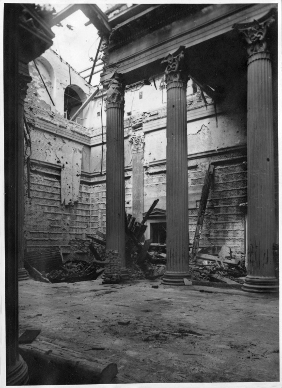 Blick in die NW-Ecke der durch einen Bombentreffer schwer beschädigten Säulenhalle. Die schwersten Gebäudeschäden erfolgten durch Bombentreffer am 7. und 21. Februar 1945 sowie durch Kampfhandlungen bei der Befreiung Wiens durch die Rote Armee. Gelegte Brände durch abziehende NSDAP-Bedienstete (Verbrennung von Akten).