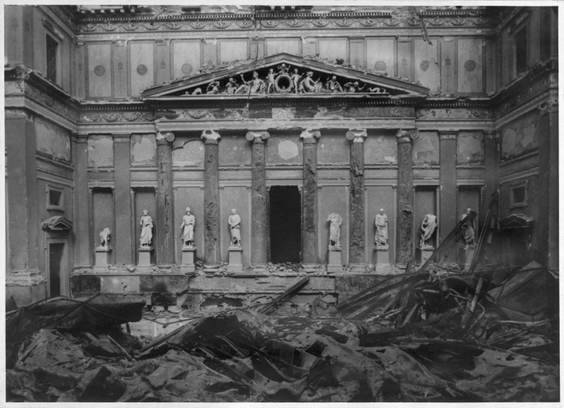 Blick in den zerstörten Herrenhaussitzungssaal. Die schwersten Gebäudeschäden erfolgten durch Bombentreffer am 7. und 21. Februar 1945 sowie durch Kampfhandlungen bei der Befreiung Wiens durch die Rote Armee. Gelegte Brände durch abziehende NSDAP-Bedienstete (Verbrennung von Akten).  Der Herrenhaus-Saalbau brannte komplett aus.