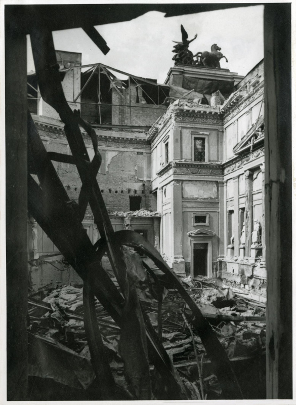 Ausgebrannter Herrenhaussitzungssaal mit Blick gegen Westen. Die schwersten Gebäudeschäden erfolgten durch Bombentreffer am 7. und 21. Februar 1945 sowie durch Kampfhandlungen bei der Befreiung Wiens durch die Rote Armee. Gelegte Brände durch abziehende NSDAP-Bedienstete (Verbrennung von Akten).  Der Herrenhaus-Saalbau brannte komplett aus.