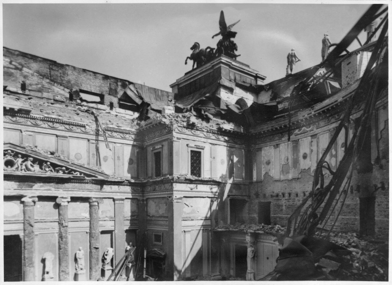 Blick in den zerstörten Herrenhaussitzungssaal Blick gegen Nord-Ost. Die schwersten Gebäudeschäden erfolgten durch Bombentreffer am 7. und 21. Februar 1945 sowie durch Kampfhandlungen bei der Befreiung Wiens durch die Rote Armee. Gelegte Brände durch abziehende NSDAP-Bedienstete (Verbrennung von Akten).  Der Herrenhaus-Saalbau brannte komplett aus.