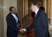 v.li.: Außenministers der Republik Sudan S.E. Ali Karti wird von Nationalratsabgeordneten Herbert Scheibner(B) begrüßt
