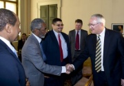 v.re.: Der Dritte Nationalratspräsident Martin Graf begrüßt die Sudanesische Delegation