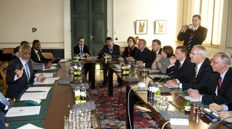 Aussprache mit den Mitgliedern der parlamentarischen Gruppe Österreich - Afrika südlich der Sahara. Rechte Seite Seite v.re.: Österreichische Delegation mit  Ehrenpräsident BM a.D. Werner Fasslabend,  Dritter Nationalratspräsident Martin Graf, Bundesratsvizepräsident Harald Himmer, Nationalratsabgeordnete Renate Csörgits, Nationalratsabgeordneter Herbert Scheibner(B) und drei Parlamentsbedienstete. Linke Seite die Sudanesische Delegation mit dem Außenminister der Republik Sudan S.E. Ali Karti (1.v.li.).