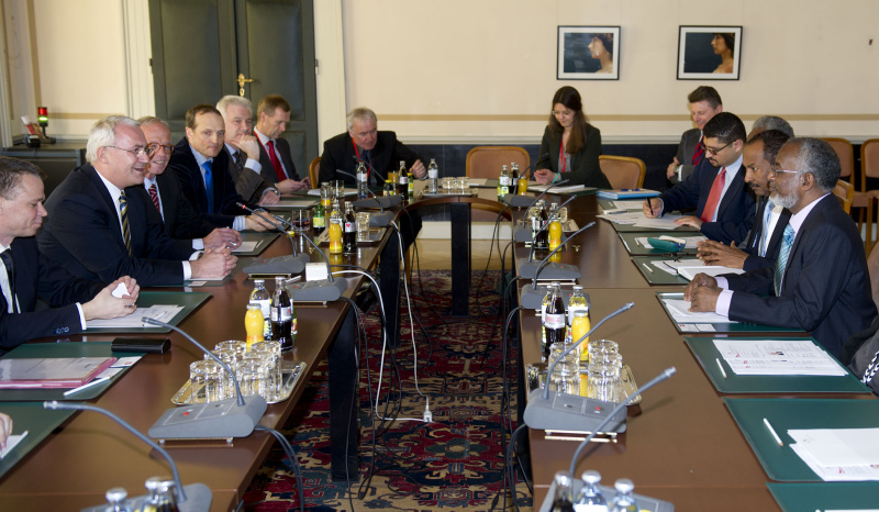 Aussprache mit den Mitgliedern der parlamentarischen Gruppe Österreich - Afrika südlich der Sahara. Linke Seite v.li.: Österreichische Delegation mit Bundesratsvizepräsident Harald Himmer, Dritter Nationalratspräsident Martin Graf , Ehrenpräsident BM a.D. Werner Fasslabend, Nationalratsabgeordneter Wolfgang Gerstl (V) und weitere Veranstaltungsteilnehmer. Rechte Seite die Sudanesische Delegation mit dem Außenminister der Republik Sudan S.E. Ali Karti (2.v.re.) und Botschafter S.E. Mahmoud Hassan Elamin (3.v.re.)