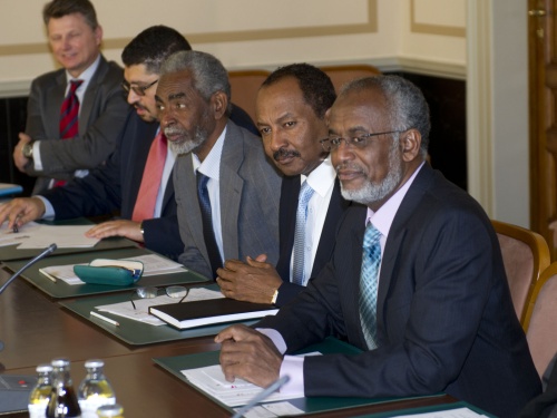 v.re.: Sudanesische Delegation mit dem Außenminister der Republik Sudan S.E. Ali Karti (1.v.re.) und Botschafter S.E. Mahmoud Hassan Elamin  (2.v.re.).
