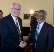 v.li.: Der Dritte Nationalratspräsident Martin Graf begrüßt den Außenminister der Republik Sudan S.E. Ali Karti