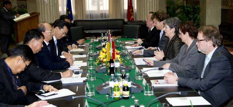 Aussprache. Linke Bildhälfte: Delegation der Republik der Union Myanmar mit dem Staatspräsidenten S.E. Thein Sein (3.v.li.). Rechte Bildhälfte: Österreichische Delegation mit Nationalratspräsidentin Barbara Prammer (3.v.re.)