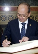 Der Staatspräsident der Republik der Union Myanmar S.E. Thein Sein beim Eintrag in das Gästebuch