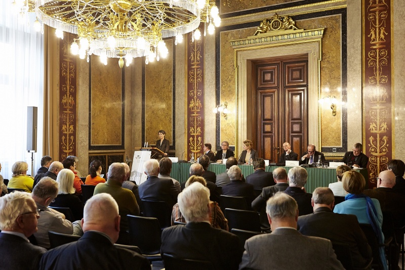 v.li. Nationalratspräsidentin Barbara Prammer am Rednerpult. Am Podium v.li.: Universität Graz Helmut Wohnout, Universität Wien Ilse Reiter-Zatloukal, Parlamentsvizedirektorin Susanne Janistyn, Universität Wien Ewald Wiederin, Verfassungsgerichtshofpräsident Clemens Jabloner und Anton Pelinka