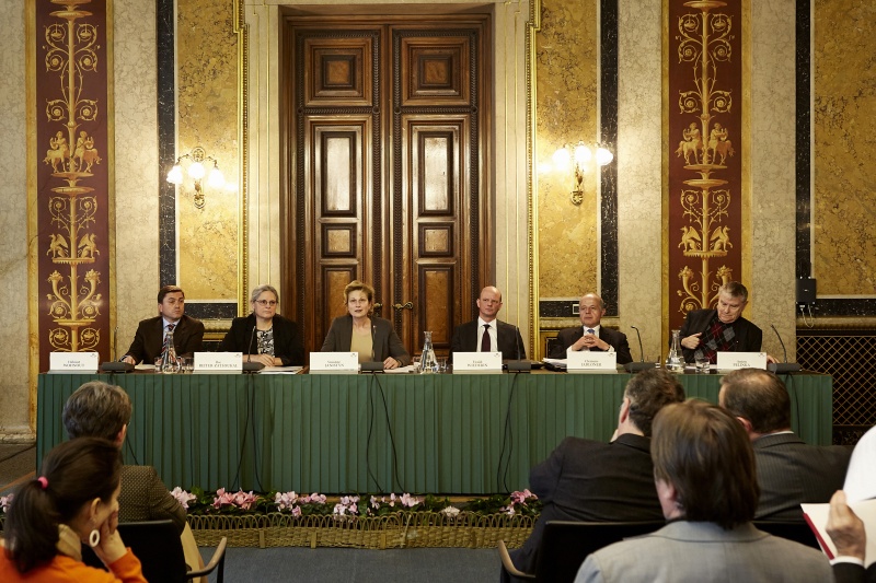 Podium v.li.: Universität Graz Helmut Wohnout, Universität Wien Ilse Reiter-Zatloukal, Parlamentsvizedirektorin Susanne Janistyn, Universität Wien Ewald Wiederin, Verfassungsgerichtshofpräsident Clemens Jabloner und Anton Pelinka