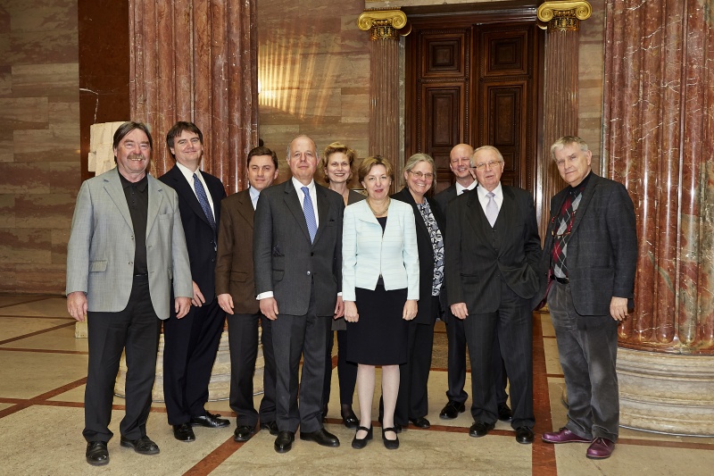 Gruppenaufnahme der Vortragenden v. li.: Universität Wien Dieter Stiefel, University of Connecticut Peter Lindseth, Universität Graz Helmut Wohnout, Verfassungsgerichtshofpräsident Clemens Jabloner, Parlamentsvizedirektorin Susanne Janistyn, Salzburg Centre of European Studies Sonja Puntscher-Riekmann, Universität Wien Ilse Reiter-Zatloukal, Universität Wien Ewald Wiederin, Universität Wien Ernst Bruckmüller und Anton Pelinka