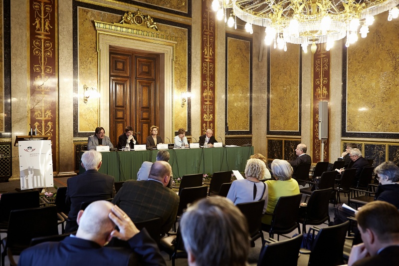 Podium v. li.: Universität Wien Dieter Stiefel, University of Connecticut Peter Lindseth, Parlamentsvizedirektorin Susanne Janistyn, Salzburg Centre of European Studies Sonja Puntscher-Riekmann und Ernst Bruckmüller