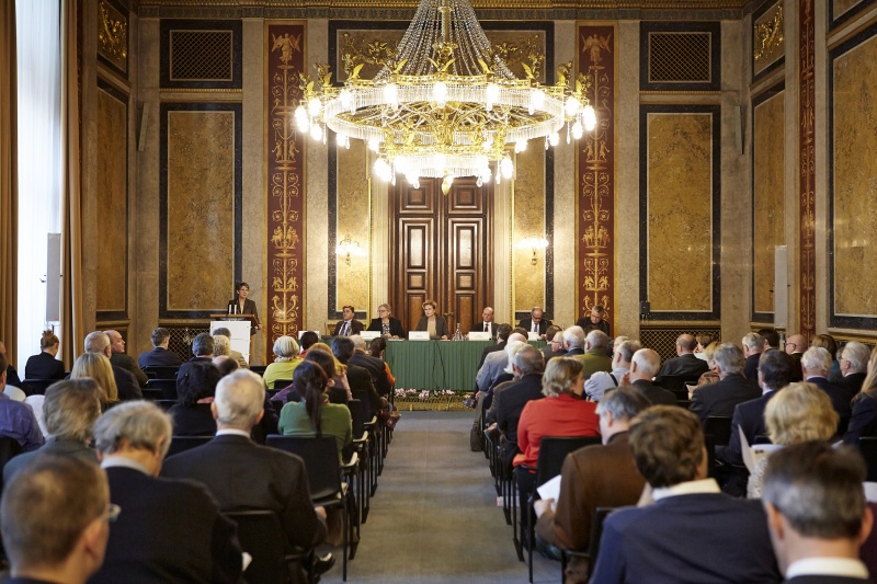 v.li. Nationalratspräsidentin Barbara Prammer am Rednerpult. Am Podium v.li.: Universität Graz Helmut Wohnout, Universität Wien Ilse Reiter-Zatloukal, Parlamentsvizedirektorin Susanne Janistyn, Universität Wien Ewald Wiederin, Verfassungsgerichtshofpräsident Clemens Jabloner und Anton Pelinka