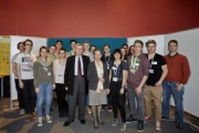 Gruppenfoto mit dem Zeitzeugen Ari Rath und Nationalratspräsidentin Barbara Prammer (Mitte) und den Jugendlichen des Workshops